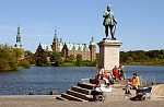 Statue af Kong Frederik den Vll foran Frederiksborg Slot i Hillerød