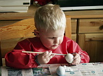 dreng maler påskeæg