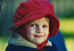 3-årig pige med rød hat<br>