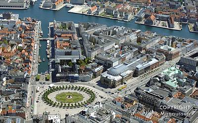 Kongens Nytorv med Nyhavn, Det Kongelige Teater, Charlottenborg og kvarteret omkring pladsen, fotograferet fra luften d. 20060607