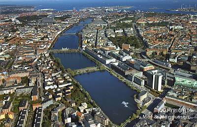 Søerne i København fotograferet fra luften 20071006 på billedet ses store dele af Nørrebro, Østerbro og City
